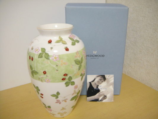 WEDGWOOD（ウェッジウッド）の花瓶を買取｜東京都目黒区にて贈答品買取